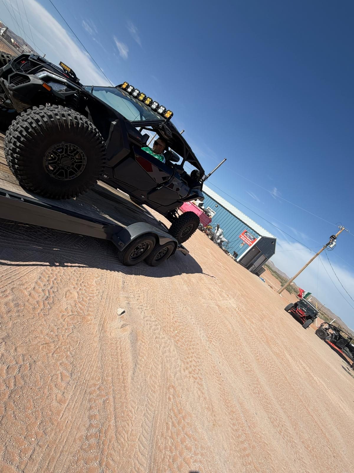 Can-Am Maverick X3 con barra de luces LED en remolque en El Paso, Texas