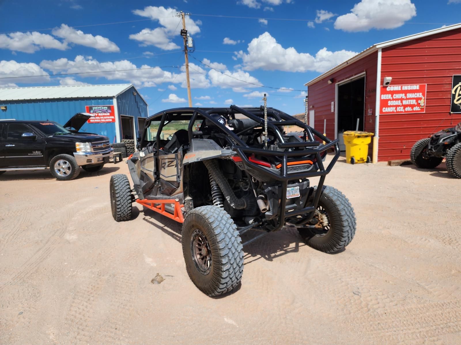 Taller Psycho Sounds UTV en 15720 Montana Ave, El Paso TX con UTVs afuera