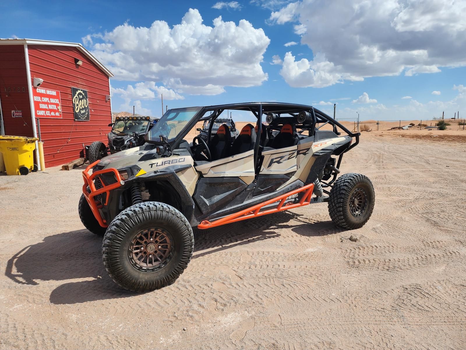 Polaris RZR XP Turbo con bocinas y barra LED instaladas en El Paso